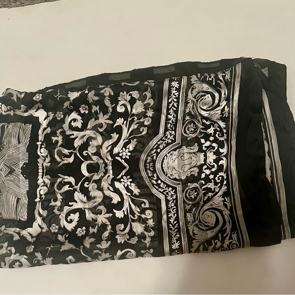 Big Square Silk Scarf In pattern - Picture 2 of 3